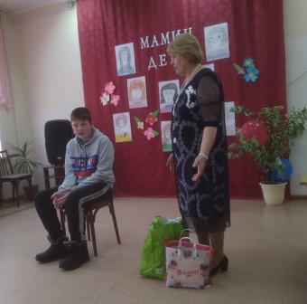 Театральную миниатюру исполняют Зоя и Никита Бычины